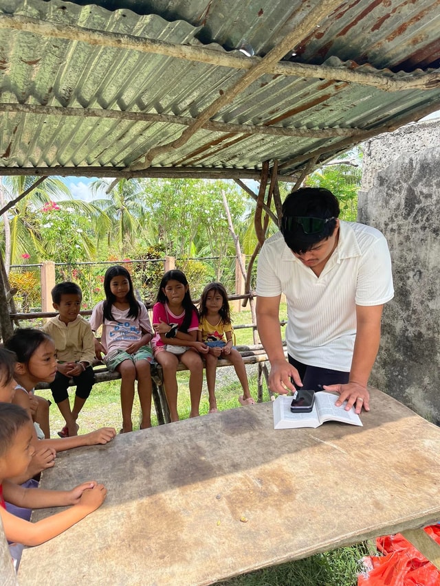 Bible teaching with children at Tuburan