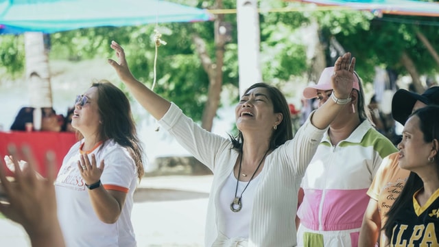 Women worshipping together at the Women’s Sports Fest